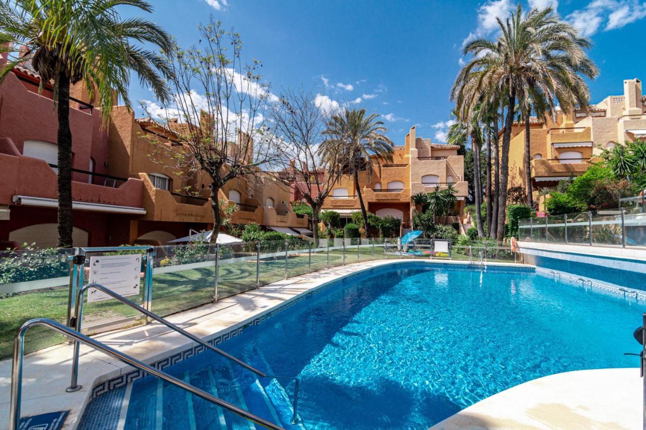 Сasa de vacaciones Tropical Palmy 3 Bedroom Townhouse In Nueva Andalucia Close To Puerto Banus *